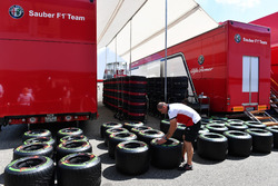 Mecánico Sauber y neumáticos Pirelli