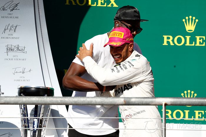 El abrazo entre el ganador de la carrera, Hamilton, Mercedes AMG F1, con Usain Bolt en el podio