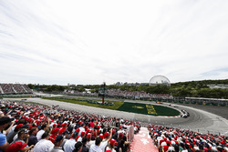 Pierre Gasly, Toro Rosso STR13, leads Sergey Sirotkin, Williams FW41, and Romain Grosjean, Haas F1 T
