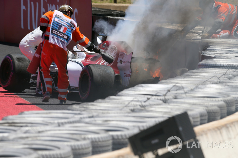 Marcus Ericsson, Sauber C37 va a sbattere nelle FP1 e prende fuoco
