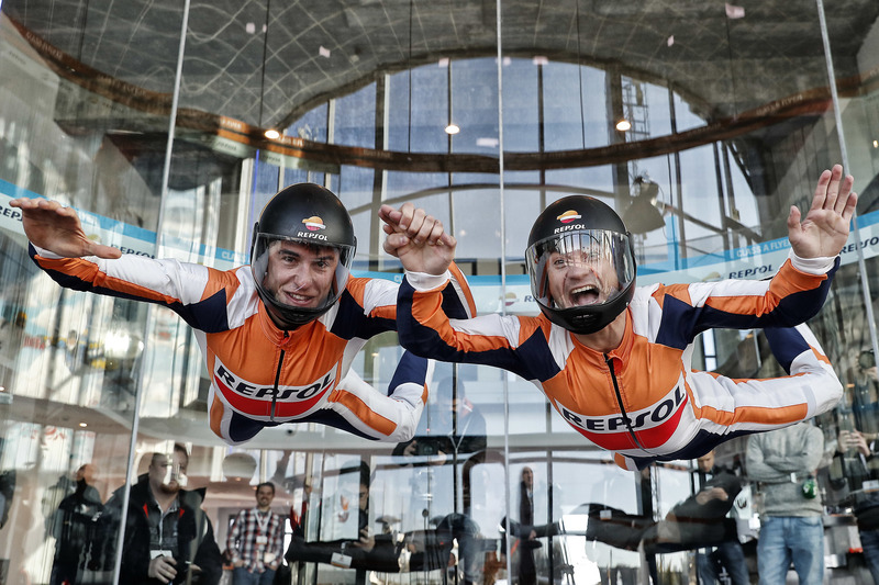 Marc Márquez y Dani Pedrosa durante el evento de Repsol en 'Fly Madrid'