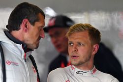 Guenther Steiner, Haas F1 Team Principal Kevin Magnussen, Haas F1