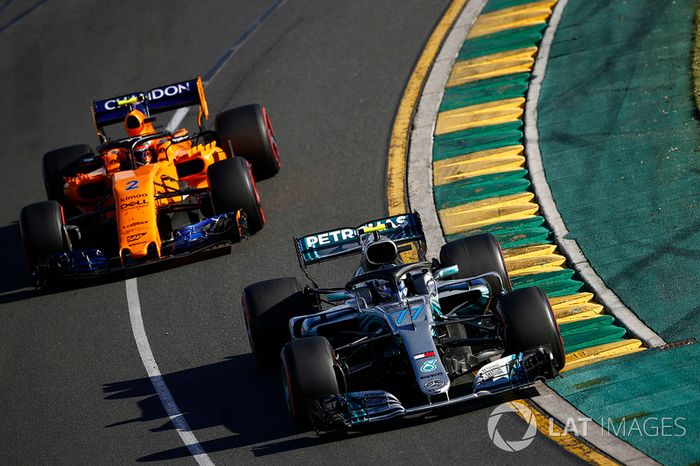 Valtteri Bottas, Mercedes AMG F1 W09, y Stoffel Vandoorne, McLaren MCL33 Renault