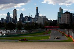 Daniel Ricciardo, Red Bull Racing RB14 Tag Heuer, Carlos Sainz Jr., Renault Sport F1 Team R.S. 18, F