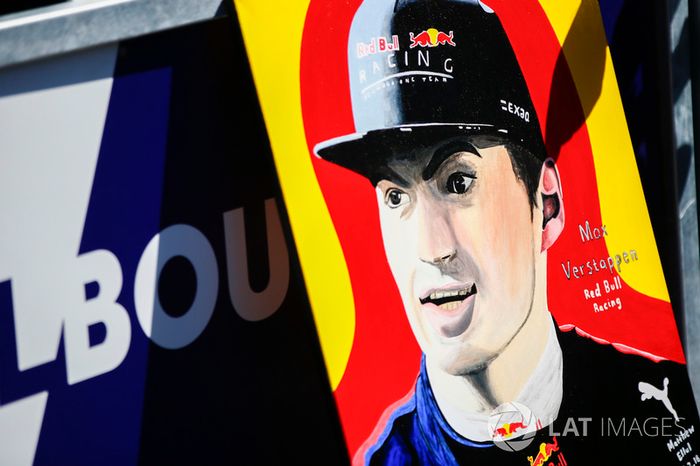 Fã exibe pintura de Max Verstappen, Red Bull Racing