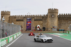 La voiture de sécurité devant Sebastian Vettel, Ferrari SF71H