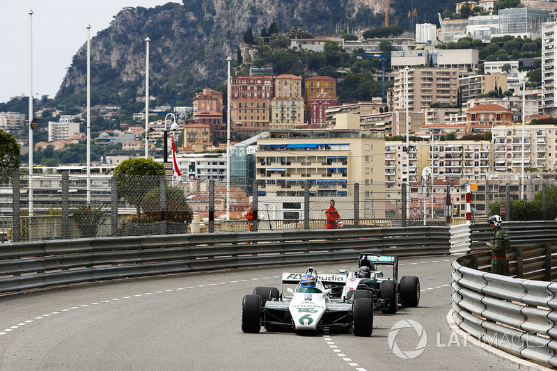 Keke Rosberg precede il figlio Nico Rosberg mentre fanno un giro del circuito al volante delle loro rispettive monoposto iridate