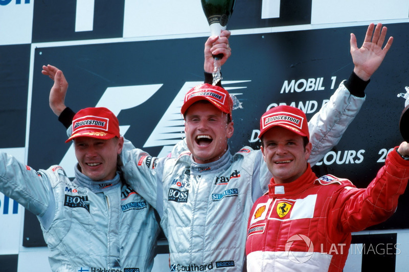 Podio: il secondo classificato Mika Hakkinen, McLaren, il vincitore della gara David Coulthard, McLaren, il terzo classificato Rubens Barrichello, Ferrari