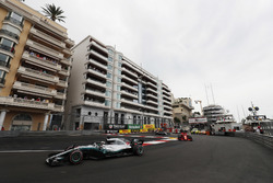 Lewis Hamilton, Mercedes AMG F1 W09, voor Sebastian Vettel, Ferrari SF71H en Valtteri Bottas, Mercedes AMG F1 W09
