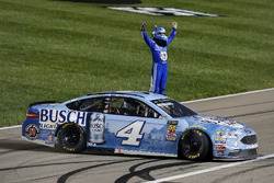 1. Kevin Harvick, Stewart-Haas Racing, Ford Fusion Busch Light