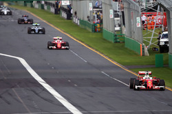 Sebastian Vettel, Ferrari SF16-H, in testa alla partenza della gara