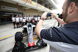 Эстебан Гутьеррес, Haas F1, и его гоночная бригада