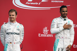 Het podium: Nico Rosberg en Lewis Hamilton, Mercedes AMG F1