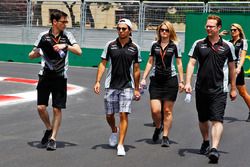 Sergio Pérez, Sahara Force India F1 camina en el circuito