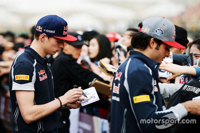 Max Verstappen, Scuderia Toro Rosso y Carlos Sainz Jr., signo de la Scuderia Toro Rosso autógrafos para los fans