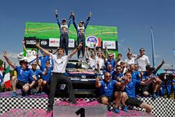 Podio: ganador Jari-Matti Latvala, Miikka Anttila, Volkswagen Polo WRC, Volkswagen Motorsport