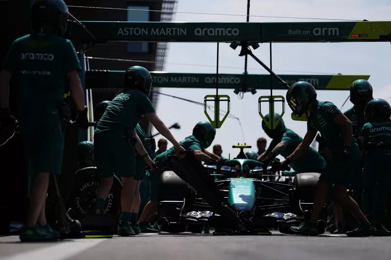 Entrenamiento de paradas en boxes del equipo Aston Martin de F1