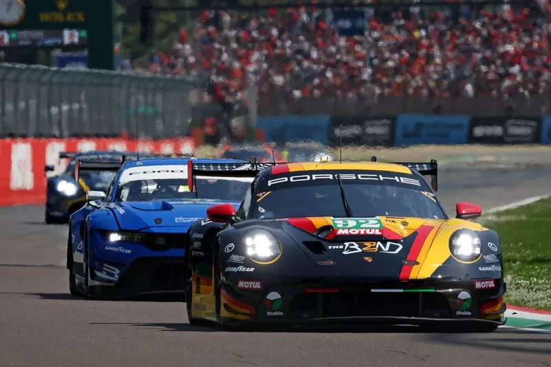 N° 92 : La Porsche 911 GT3 R de Bend Manthey : Yasser Shahin, Riccardo Pera, Richard Lietz