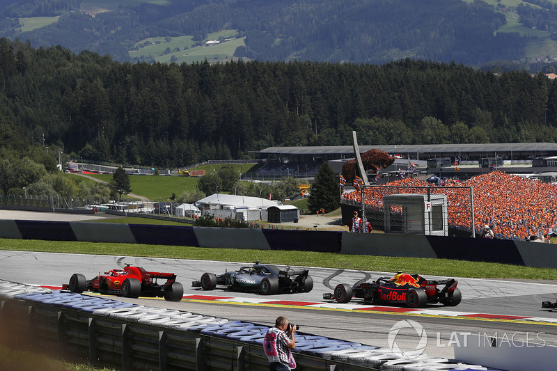 Lewis Hamilton, Mercedes-AMG F1 y Kimi Raikkonen, Ferrari SF71H
