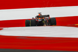 Daniel Ricciardo, Red Bull Racing RB14 saca chispas