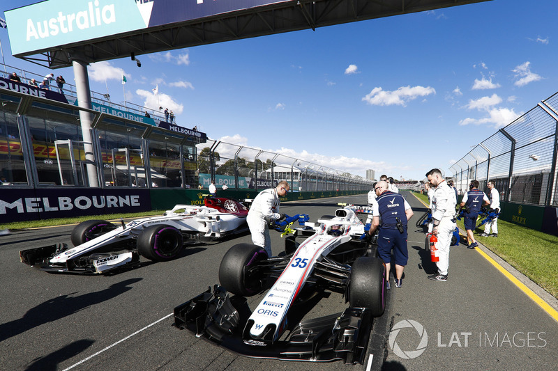 Mekanik WIlliams mempersiapkan mobil Sergey Sirotkin di grid