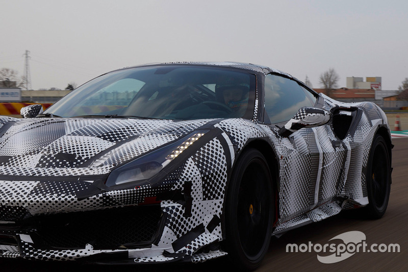 Valentino Rossi prueba el Ferrari 488 Pista