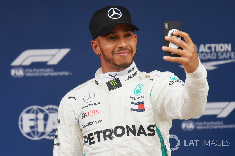 Embalado pela vitória em Baku, Lewis Hamilton foi à Espanha e conquistou a pole