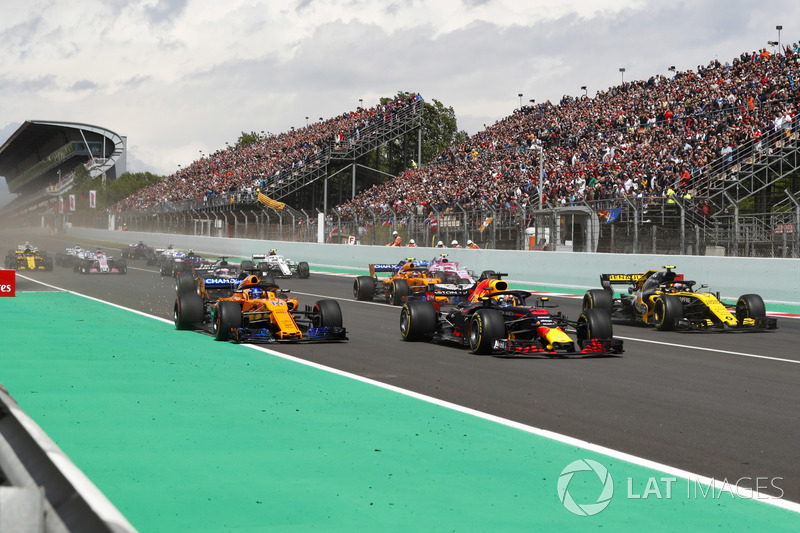 Daniel Ricciardo, Red Bull Racing RB14, Fernando Alonso, McLaren MCL33 e Carlos Sainz Jr., Renault Sport F1 Team R.S. 18. alla partenza