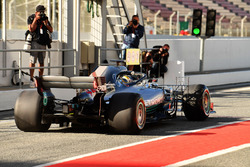 Lewis Hamilton, Mercedes-AMG F1 W09, con le luci sull'ala posteriore