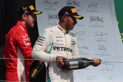 Sebastian Vettel, Ferrari en Lewis Hamilton, Mercedes AMG F1 op het podium