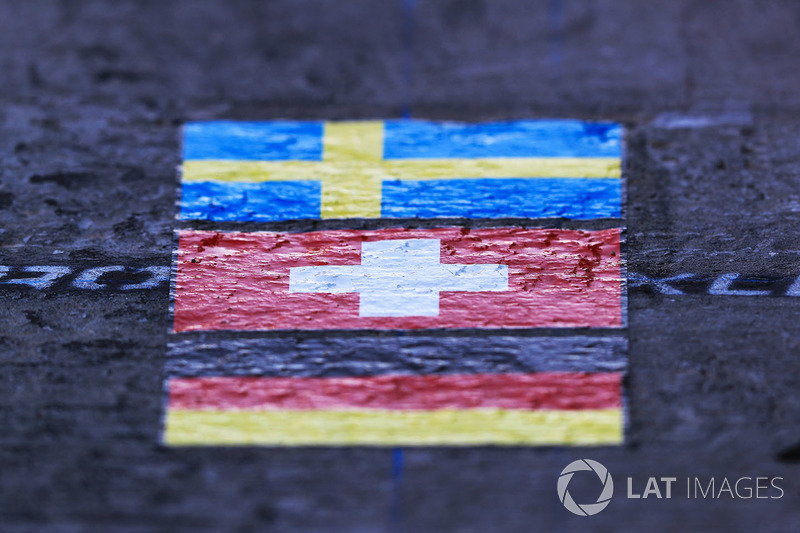 Bandera sueca, la bandera Suiza y bandera alemana en la caja del boxes de Sauber