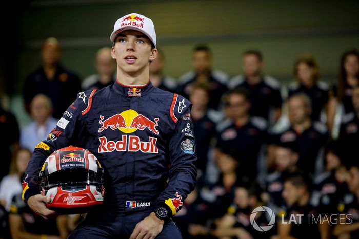Pierre Gasly, Scuderia Toro Rosso en la foto del equipo Scuderia Toro Rosso