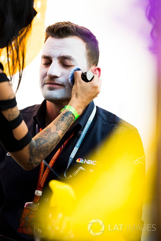 Will Buxton se pinta la cara con disfraz del Día de Muertos