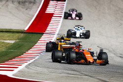 Fernando Alonso, McLaren MCL32, Carlos Sainz Jr., Renault Sport F1 Team RS17