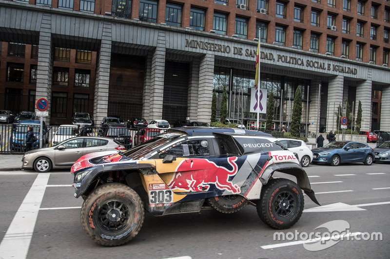 Carlos Sainz, Lucas Cruz, Peugeot Sport in the streets of Madrid