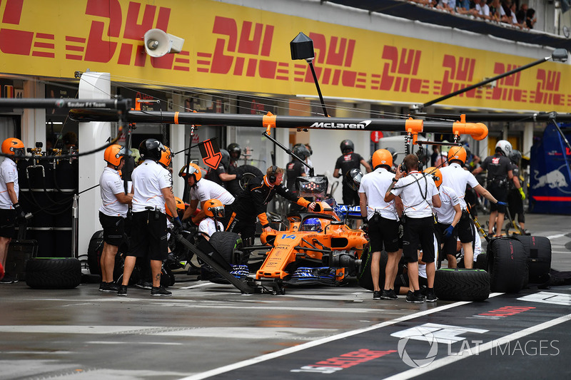 Fernando Alonso, McLaren MCL33 pit stop