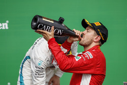 Sebastian Vettel, Ferrari, 1e plaats, viert feest op het podium