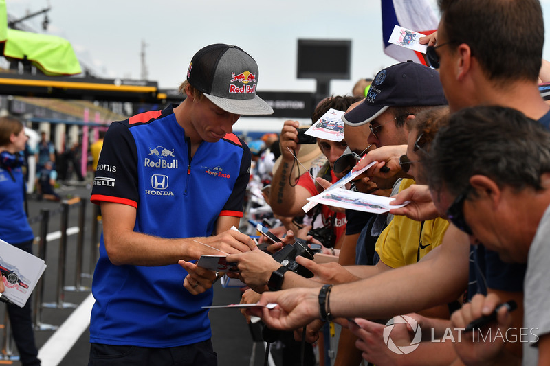 Brendon Hartley, Scuderia Toro Rosso signs autographs for the fans