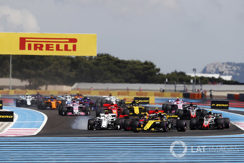 Carlos Sainz Jr., Renault Sport F1 Team R.S. 18, leads Charles Leclerc, Sauber C37, and Kevin Magnussen, Haas F1 Team VF-18