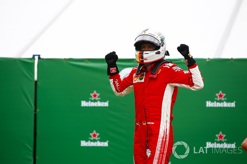 Sebastian Vettel, Ferrari, fête sa victoire dans le Parc Fermé