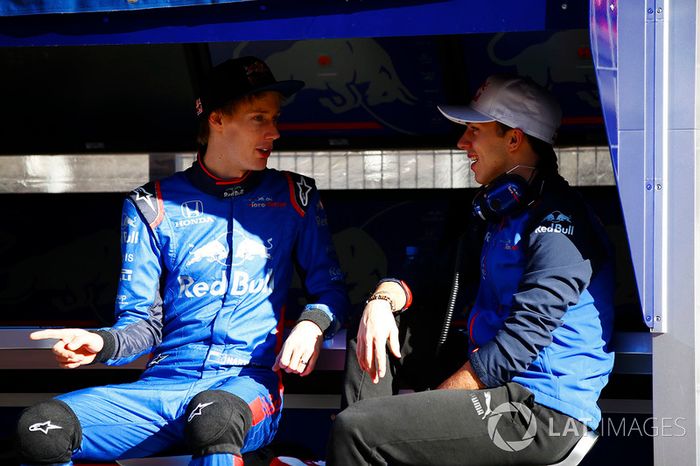 Brendon Hartley, Scuderia Toro Rosso, Pierre Gasly, Scuderia Toro Rosso, conversa en el pit de Scuderia Toro Rosso