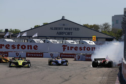Sébastien Bourdais, Dale Coyne Racing with Vasser-Sullivan Honda takes the lead after Robert Wickens, Schmidt Peterson Motorsports Honda and Alexander Rossi, Andretti Autosport Honda crash in turn one