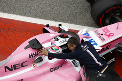 Sergio Pérez, Force India, es empujado a su garaje en el pit lane