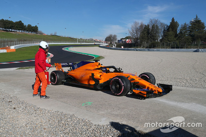 Fernando Alonso, McLaren MCL33 stops on the side of the track