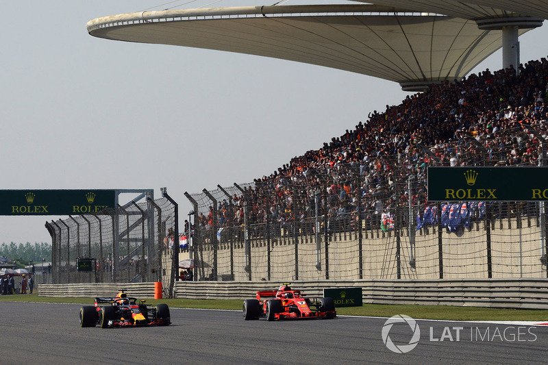 Daniel Ricciardo, Red Bull Racing RB14 and Kimi Raikkonen, Ferrari SF71H battle