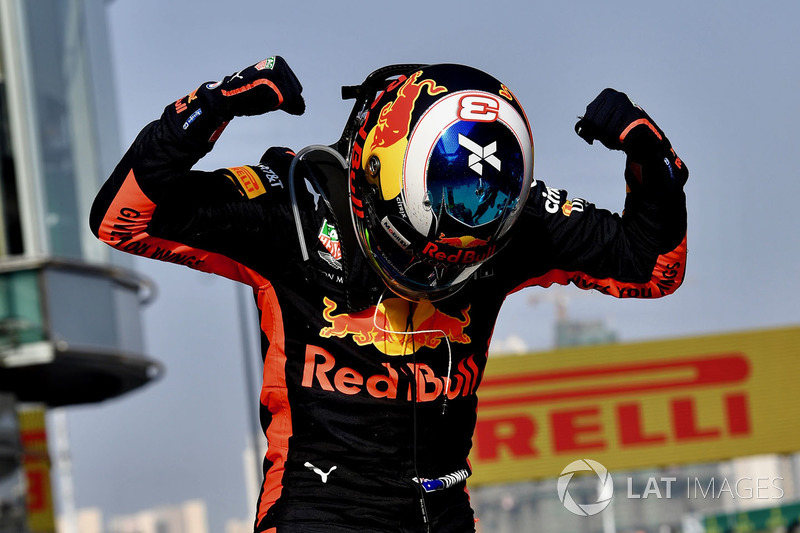 Le vainqueur Daniel Ricciardo, Red Bull Racing fête sa victoire dans le Parc Fermé