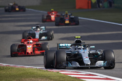 Валттери Боттас, Mercedes AMG F1 W09, Себастьян Феттель, Ferrari SF71H, и Льюис Хэмилтон, Mercedes AMG F1 W09