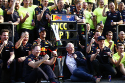 Победитель Даниэль Риккардо, менеджер Red Bull Racing Джонатан Уитли, руководитель команды Кристиан Хорнер, спортивный консультант Red Bull Хельмут Марко, гонщик Макс Ферстаппен и команда