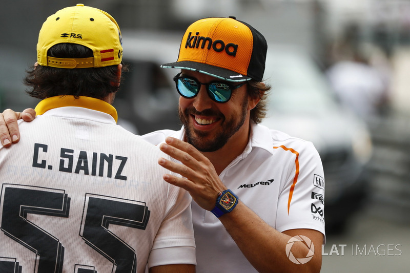 Карлос Сайнс, Renault Sport F1 Team, и Фернандо Алонсо, McLaren