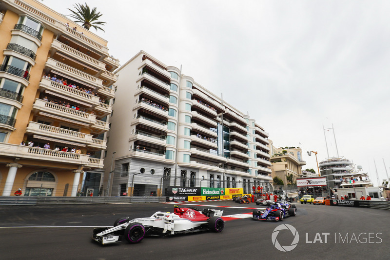 Charles Leclerc, Sauber C37, precede Brendon Hartley, Toro Rosso STR13, Romain Grosjean, Haas F1 Team VF-18, Marcus Ericsson, Sauber C37, e il resto del gruppo alla partenza